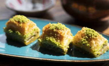 Turkuaz tabakta fıstıklı Türk baklavası. Yüksek kalite fotoğraf