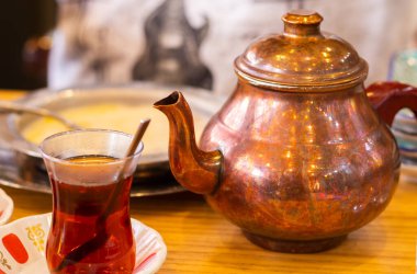 Şeffaf bir fincanda Türk çayı ve arka planda çaydanlık. Yüksek kalite fotoğraf