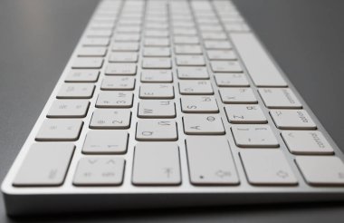 Kablosuz klavye gri arka planda beyaz ve metin için bir yeri var. İngiliz-Rus yerleşimi. Yüksek kalite fotoğraf