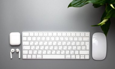 Kablosuz klavye, fareler ve kulaklıklar gri arka planda. İngilizce-Rusça harf düzeni. Yüksek kalite fotoğraf