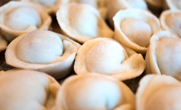 Крупный план русских пельменей, приготовленных дома. Высокое качество фото