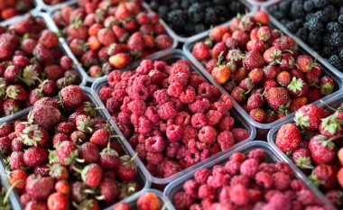 Bir sebze dükkanının tezgahında böğürtlen, ahududu ve çilek. Yüksek kalite fotoğraf
