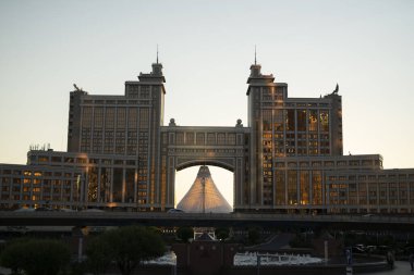 ASTANA, KAZAKHSTAN - 2021: Binanın kemerinden modern alışveriş merkezi Khan Shatyr 'a bakın. Yüksek kalite fotoğraf