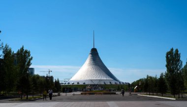 NUR-SULTAN, KAZAKHSTAN - 11 Temmuz 2021: Astana Kraliyet Markisi Khan Shatyr Entertainment Sunny Blue Sky Day A 'da binaya giren bir adamın görüntüsüyle Yüksek kalite fotoğraf