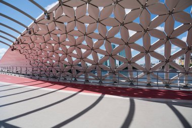 Nur-Sultan, KAZAKHSTAN - Temmuz 2021: Gökdelenler ve Ishim Nehri tarafında modern fütürist Atyrau köprüsüne sahip farklı ticari binalar. Yüksek kalite fotoğraf