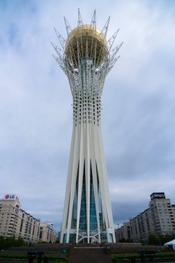Nur-Sultan - Kazakistan: 10 Temmuz 2021: Nurjol Bulvarı 'ndaki Baiterek Kulesi manzaralı Nur-Sultan Merkezi. Bayterek Anıtı. Dikey oryantasyon. Yüksek kalite fotoğraf