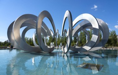 Kazakistan, Nur-Sultan, 11 Temmuz 2021: Hanshatyr yakınlarındaki Nurlyzhol Bulvarı 'ndaki çeşme. Yüksek kalite fotoğraf