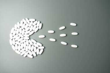  Gri arka planda D vitamini içeren kalsiyum kapsüller. Tıbbi geçmişi var. Yüksek kalite fotoğraf