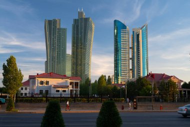 Nur-Sultan, Kazakistan - Temmuz 2021 Nurzhol Bulvarı 'ndaki modern ofis binaları. Yüksek kalite fotoğraf
