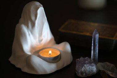 Altın işlemeli tarot kartları, alçı bir şamdanda mum ve masada doğal kristaller. - Evet. Yüksek kalite fotoğraf