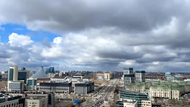 Vista Uma Das Ruas Centrais Astana Nuvens Movem Rapidamente Através — Vídeo de Stock