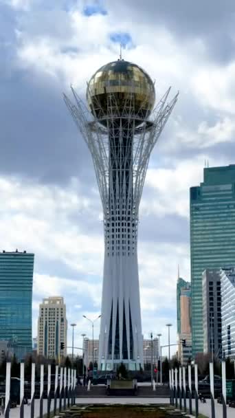 Astana Kazakistan Aprile 2023 Baiterek Contro Cielo Blu Con Nuvole — Video Stock