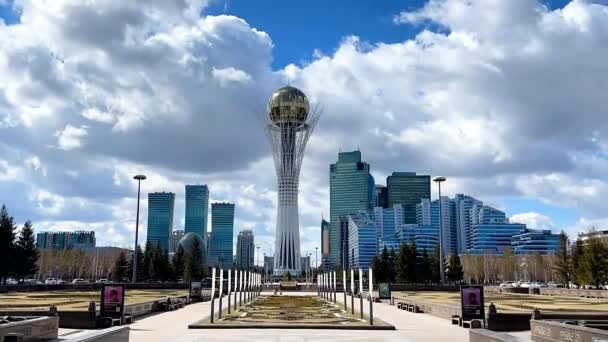Astana Kazakistan Aprile 2023 Baiterek Contro Cielo Blu Con Nuvole — Video Stock