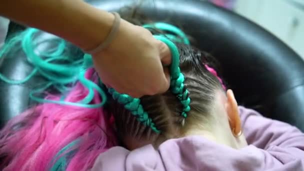 Процес Плетіння Модних Косів Яскраво Рожевого Синього Каннекалону Дівчинки Повернутися — стокове відео