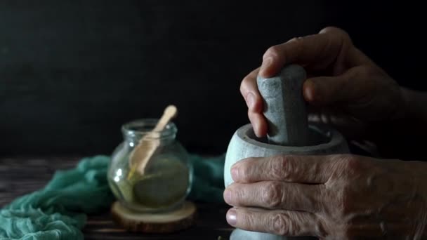 전문가는 모르타르에 약초를 빻습니다 약초로 여러분 의학이요 고품질 — 비디오