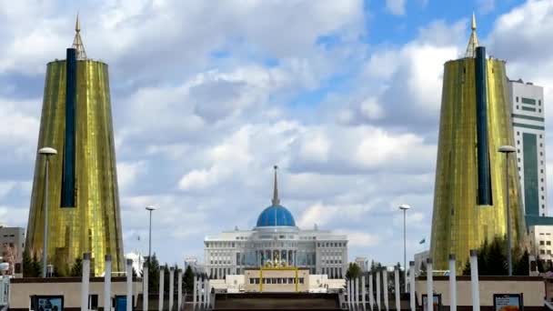 哈萨克斯坦阿斯塔纳 2023年4月 哈萨克斯坦阿斯塔纳总统府和现代建筑景观 时间差视频 优质Fullhd影片 — 图库视频影像