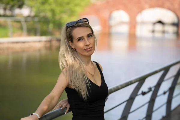 Une Jeune Femme Blonde Aux Lunettes Soleil Tient Bord Étang Photos De Stock Libres De Droits