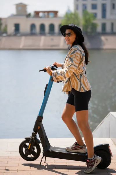 Uma Jovem Mulher Asiática Óculos Sol Chapéu Está Uma Scooter — Fotografia de Stock