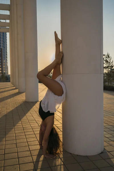Молода Азіатка Практикує Йогу Відкритому Повітрі Вдень Видом Місто Дівчина — стокове фото