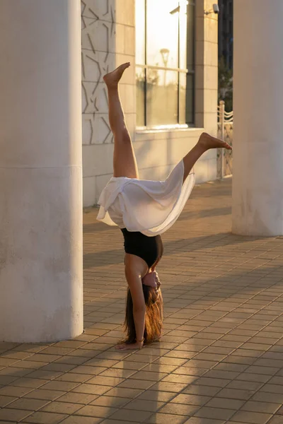 Jonge Aziatische Vrouw Die Overdag Yoga Beoefent Met Uitzicht Stad — Stockfoto