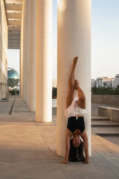 Молодая Азиатка Практикует Йогу Открытом Воздухе Дневное Время Видом Город — стоковое фото