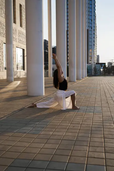 Young Asian Woman Practicing Yoga Outdoor Daytime View City Girl — Stock Photo, Image