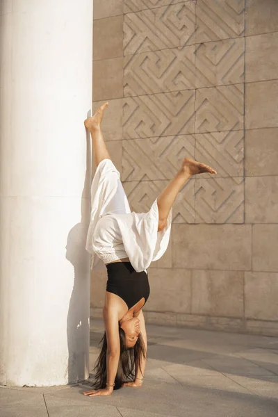 Jeune Femme Asiatique Pratiquant Yoga Plein Air Pendant Journée Avec — Photo