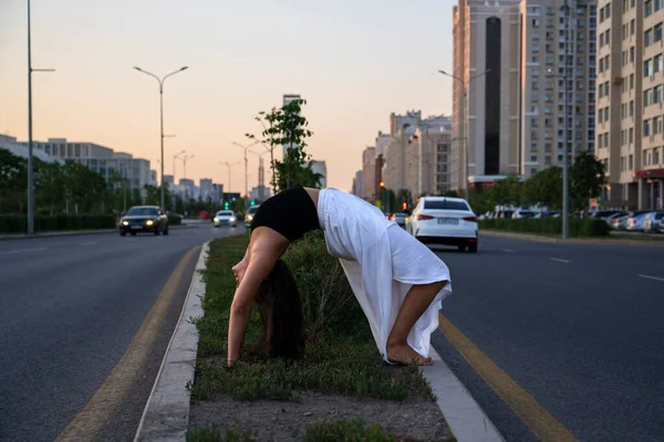 Mladá Asijská Žena Cvičí Jógu Venku Během Dne Výhledem Město — Stock fotografie
