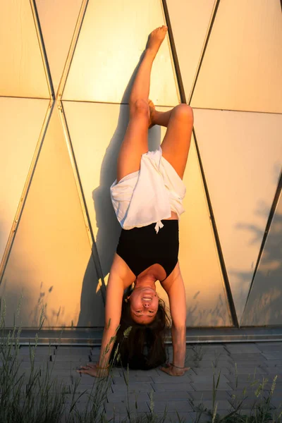 Genç Asyalı Kadın Gündüz Vakti Şehir Manzarasıyla Yoga Yapıyor Kız — Stok fotoğraf