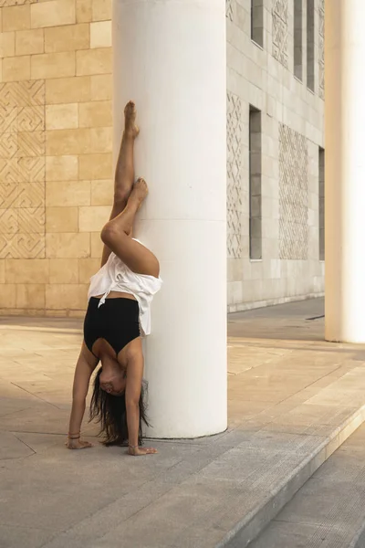 Giovane Donna Asiatica Praticare Yoga All Aperto Durante Giorno Con — Foto Stock