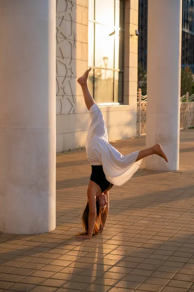 Genç Asyalı Kadın Gündüz Vakti Şehir Manzarasıyla Yoga Yapıyor Kız — Stok fotoğraf