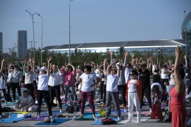 Astana, Kazakistan, 06.17.2023. Uluslararası yoga gününü başkentin karesinde kutluyoruz. Yogaya farklı yaşlardan 1000 'den fazla katılımcı geldi. Yüksek kalite fotoğraf