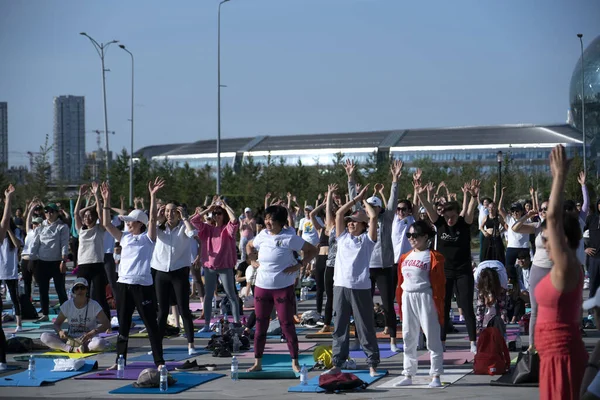 Астана Казахстан 2023 Святкування Міжнародного Дня Йоги Площі Столиці Понад — стокове фото