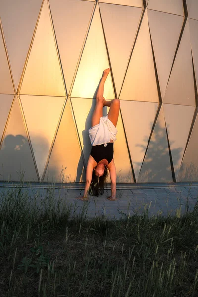 Молодая Азиатка Практикует Йогу Открытом Воздухе Дневное Время Видом Город — стоковое фото