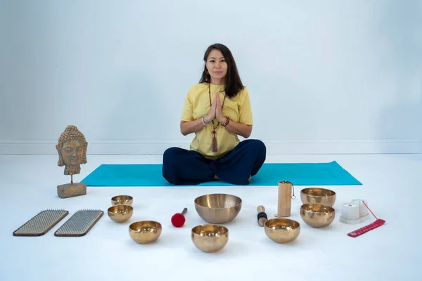 Ung Asiatisk Kvinna Som Sitter Lotusställning Yogastudion Högkvalitativt Foto — Stockfoto