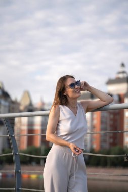 Genç esmer kadının şehir yaz portresi. Kadın bir şey düşündü. Yüksek kalite fotoğraf