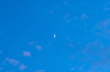 Mavi günbatımı gökyüzünde yeni ay. Mesaj için yeri olan mavi arkaplan. Yüksek kalite fotoğraf