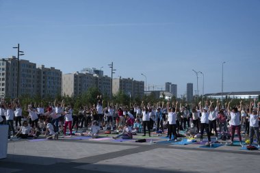 Astana, Kazakistan, 06.17.2023. Uluslararası yoga gününü başkentin karesinde kutluyoruz. Yogaya farklı yaşlardan 1000 'den fazla katılımcı geldi. Yüksek kalite fotoğraf