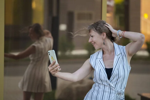Una Joven Rubia Toma Una Selfie Una Calle Ciudad Foto — Foto de Stock