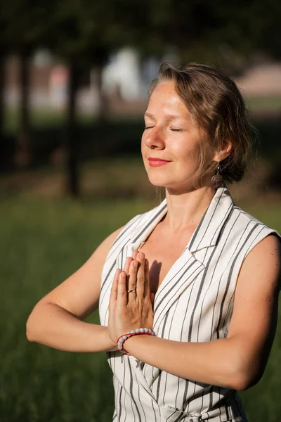 Een Jonge Blonde Vrouw Mediteert Het Gras Het Park Tijdens — Stockfoto