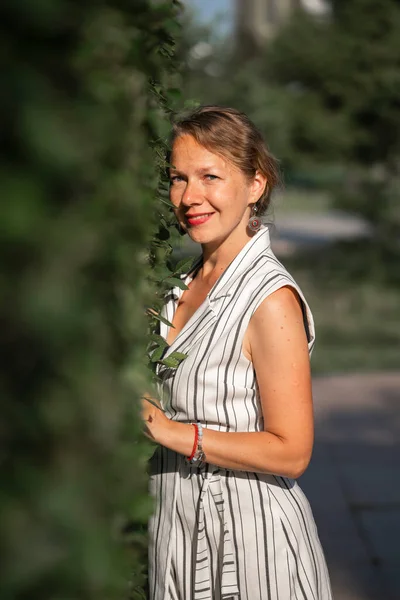 Porträtt Ung Blond Kvinna Grön Bakgrund Med Utrymme För Text — Stockfoto