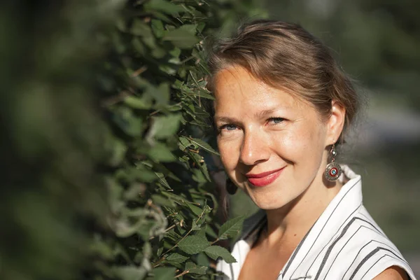 Porträtt Ung Blond Kvinna Grön Bakgrund Med Utrymme För Text — Stockfoto