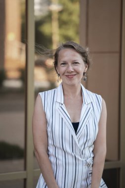 Açık havada genç sarışın bir kadının şehir fotoğrafı. Yüksek kalite fotoğraf