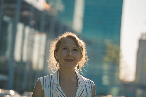 Porträtt Ung Blond Kvinna Med Bakgrundsljus Bakgrunden Byggnader Högkvalitativt Foto — Stockfoto