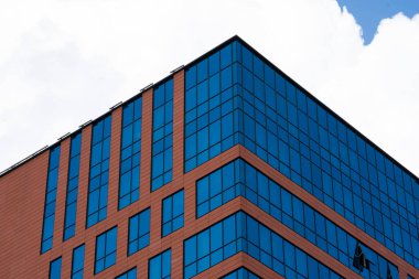 Gökyüzüne bakan mavi pencereli kahverengi bir gökdelen. Yüksek kalite fotoğraf