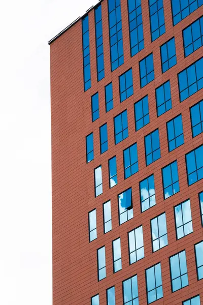 Ein Brauner Wolkenkratzer Mit Blauen Fenstern Gegen Den Himmel Hochwertiges — Stockfoto