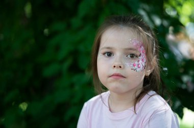 Yüz resmi olan yedi yaşındaki bir kızın yaz portresi. Yüksek kalite fotoğraf