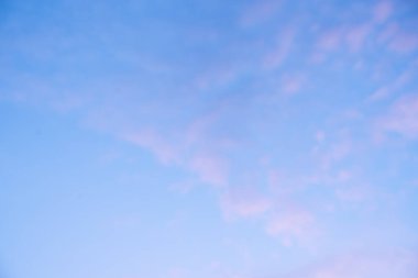 Gün batımında pembe bulutlar. Metin için yeri olan doğal arkaplan. Yüksek kalite fotoğraf