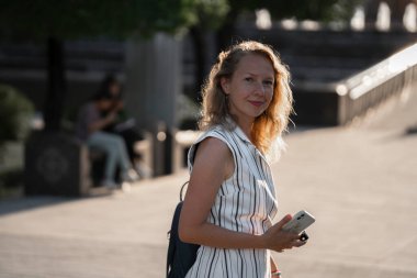 Açık havada genç sarışın bir kadının şehir fotoğrafı. Yüksek kalite fotoğraf