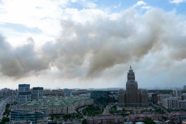 Astana, Kazakistan, 23 Haziran 2023. Başkentin sınırında bozkır yanıyor, şehrin üzerinde duman bulutları yükseliyor. Yüksek kalite fotoğraf